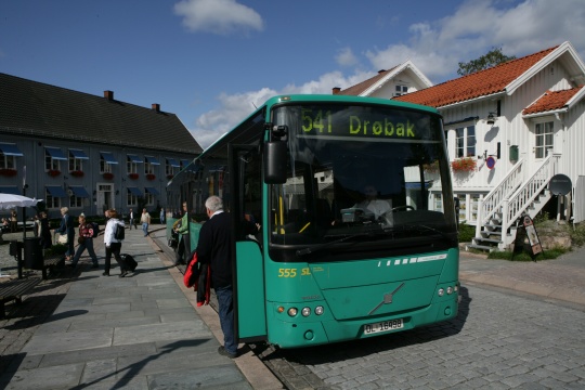 Passasjerer går av og på bussen på Drøbak torg
