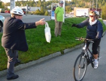 Venstres fylkesleder Emil Pedersen på sykkelaksjon i Kristiansand