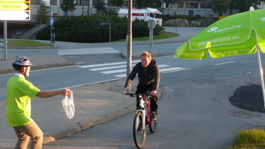 Dag Vige sykkelaksjon Venstre med parasoll