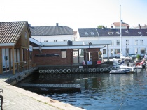  Her må det etableres en fremtidsrettet marina med slamtømming for fritidsbåter samtidig som man sikrer offentligheten tilgjengelighet langs strandlinjen.