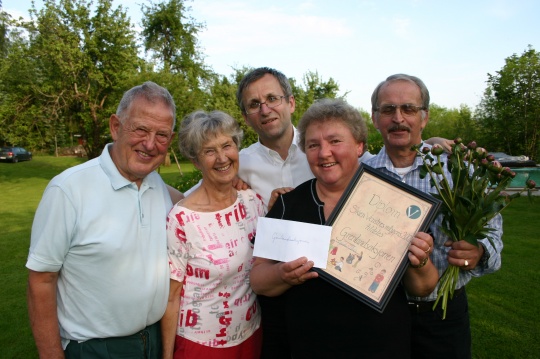  MILJØPRISVINNER: Grenlandsaksjonen fikk Skien Venstres miljøpris 2007. F.v. Freddie Irving Nordhov, Aslaug Nordhov, begge fra Grenlandsaksjonen, leder i Skien Venstre Gustav Søvde, videre Aase og Thor Søtvedt i Grenlandsaksjonen