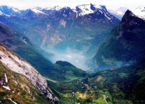 Røyken ligger tett etter cruiseskip i Geiranger