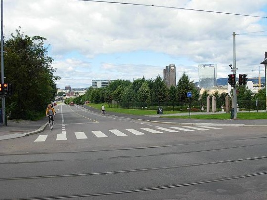  Oslo torg ligger i krysset Bispegata/Oslogate. Torget er nå vedtatt opparbeidet på nytt etter forslag fra Venstre.