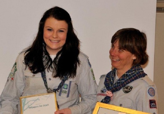  Rover Kristine Fredriksen og gruppeassistent Bente Hoff i Sætre speidergruppe.
