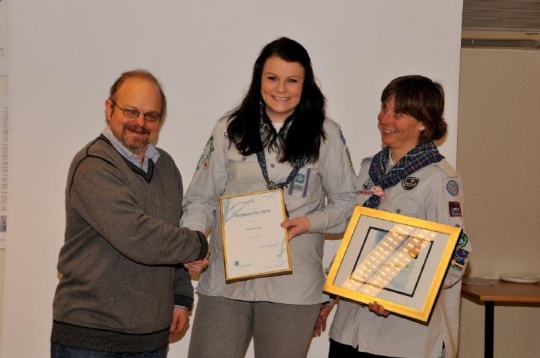  Rune Sandsether overrekker Hurum Venstres Miljøpris 2010 til Sætre speidergruppe ved Kristine Fredriksen og Bente Hoff.