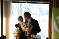 Lars Sponheim og Trine Skei Grande mottar blomster. Venstres Landsstyremøte i Oslo 6. mars 2010.