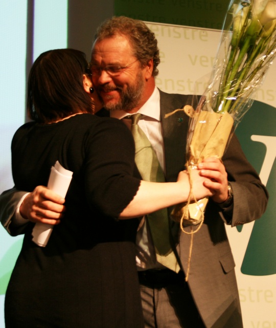 Lars Sponheim mottok blomster av Eva Kvelland etter landsmøtetalen. Fra Venstres landsmøte 2010.