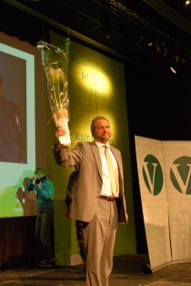 Lars Sponheim mottok blomster etter landsmøtetalen. Fra Venstres landsmøte 2010.