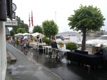  Noen regndråper før åpningen av årets Vinvinmarked 