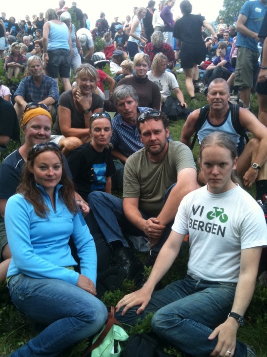  På bildet ser du bl.a. Rebekka Borsch, Helge Solum- Larsen, Toril Berge, Mona Hellesnes, Ola Elvestuen Gunn Berit Gjerde og Rolf Nesheim.