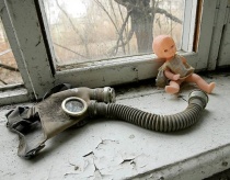 I vinduskarmen i et klasserom på en av Pripyats barneskoler ligger en dukke og en gassmaske igjen, e