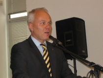 Toomas Kivimägi , ordfører i Pärnu, har lovet krisesenteret nye lokaler.