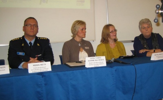  Paneldebatt. Fra venstre: Mehis Mets, Gunn-Torill Homme Mathisen, tolken Eda og Åse Klundelien.