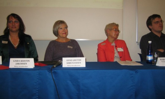  Paneldebatt. Fra venstre: Linda Kristin Jakobsen, Anne Grethe Kristiansen, Margo Orupõld og Andres Annast.