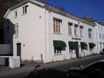 Risørgutten Kai Magne Straat kjøper Aust Agder Blad byget