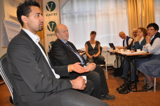 Abid Raja og Odd Einar Dørum under dialogmøtet i Ålesund