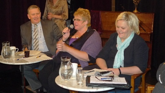 Per Erik Dalen, Trine Skei Grande og Trine Klemetsen i panelet på folkemøtet i Ålesund