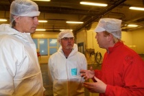  Ola Elvestuen og Mikal Tyskø lyttet interessert til hva Bjørnar Grøntvedt hadde å fortelle.