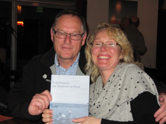  Jan Einar Henriksen takka Heidi Foyn Thomassen med bok og DVD om Risør