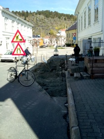  Her jobbes det med uteserveringen på Hukken Bar og som nå førte til at Kittel Gjernes fikk Risør kommunes tilgjengelighetspris 2010