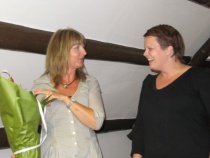  Eva Kvelland (til høgre) inspirerte i første møte i programnemnda. Her får ho blomar av cathrine Høyesen Hall.