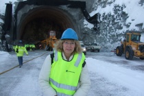 Aina Dahl foran nordre tunnelinnslag ved Holm