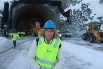 Aina Dahl foran nordre tunnelinnslag ved Holm