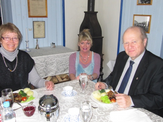  Torhild Austad, Julia Stray og Odd Einar Dørum ved middagsbordet på Ose Turistheim.