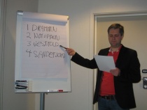 Jan-Christian Kolstø presenterer finalistene i mediekonkurransen.