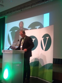 Olav Kasland på landsmøtets talerstol