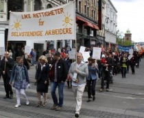 Like rettigheter for selvstendige arbeidere. 1. mai 2011 i Oslo Svein Mork Dahl fra Kristiansand Venstre bærer fanen for selsvstendige næringsdrivende 