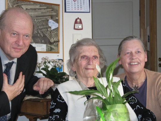  Odd Einar Dørum, her med 95 år gamle Venstremedlem Maja Mosfjell og førstekandidat Mariane Sønju Hagestad i Birkenes kjem til Mandal.