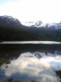 Vakkert landskap i Volda på vei inn fjorden til Helge