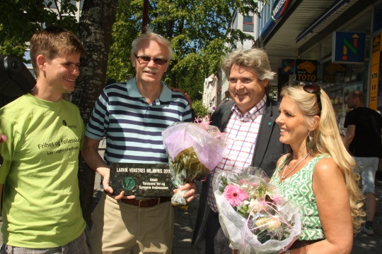 Prisvinnerne med Larvik Venstres leder Trond Kvasjord og 1. kandidat Hallstein Bast