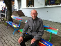  Knut Swane ved to av de malte benkene som inngår i kunstprosjektet 