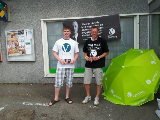 Aleksander M Skråning og Frode Rivrud Jensen på stand i Saltnes