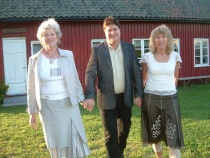  Erna, Kåre og Aina på vei til Olsokstevne...