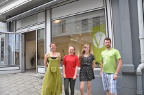 F.v. Siri Svenkerud, Hedvig Nysæter, Nora Sørensen og Kenneth Berg foran det nye valglokalet.