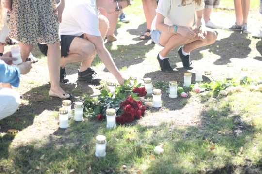  På lørdag tente deltakerne lys og la ned blomster til minne om ofrene for terroraksjonen.