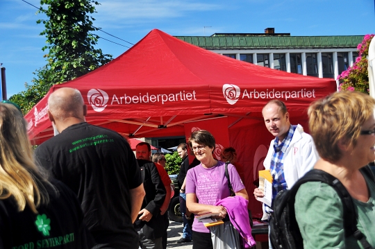  Ved vår side står mellom anna Senterpartiet og Arbeiderpartiet med telt og effektar i sola. Det var god og hyggeleg stemning på valtorget.