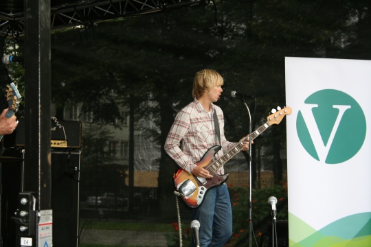 Orango spiller på Venstres valgkampåpning 2011.