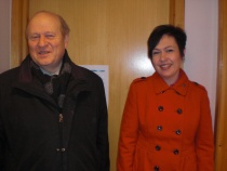 Anne Lise Roald og Odd Einar Dørum på barnehagebesøk