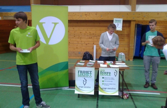  Unge Venstre forbereder seg på å ta imot elevene ved valgtorget på Nes vgs.