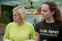  Gunn-Torill Homme Mathisen (førstekandidat) og Rebekka Borsch (Andrekandidat på fylkestingslista) er lyttende på stand.