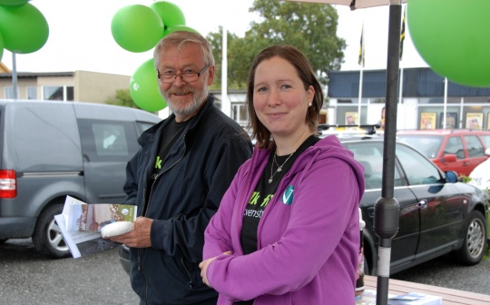 1. kandidat Johan Kroken og 2. kandidat Kariann Myklebust Fagerli møtte veljarane med godt humør.