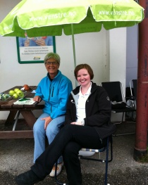 Shelley og Astrid på stands i Bjelland foran lokalvalget 2011