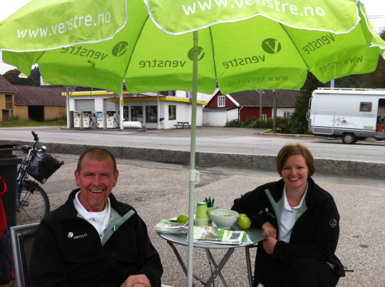 Shelley og Graham på stands i Øyslebø foran lokalvalget 2011