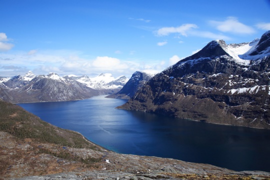 Mistfjorden sett fra Dyrlihumpan. Sjunkhatten (1185 moh) med snø t v for midten