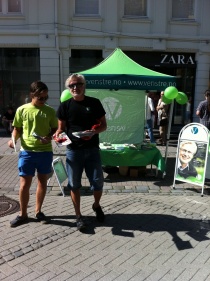 Førstekandidat Jon Gunnes og tredjekandidat Petter Rønning koste seg på stand i dag. 