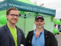  Kai Ove Sandåker og leder Sveinung Rotevatn i Norges Unge Venstre på stand på Brokelandsheia.